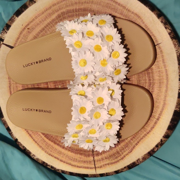 Lucky Brand Shoes - Lucky Brand Daisy slip on sandals W8